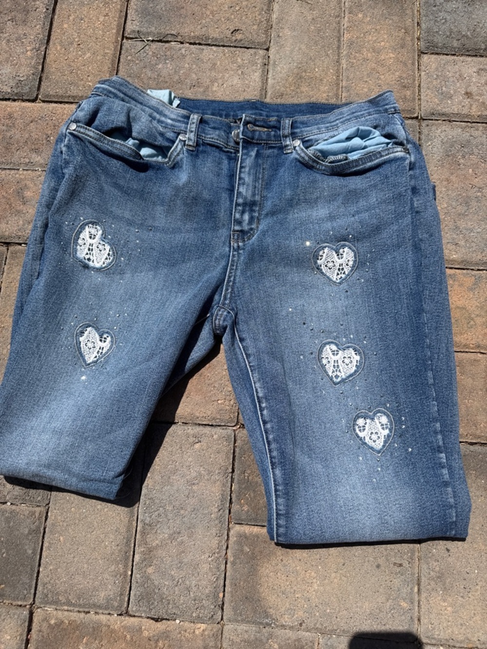 VENUS Blue Cropped Jeans with White Lace Heart Appliqués